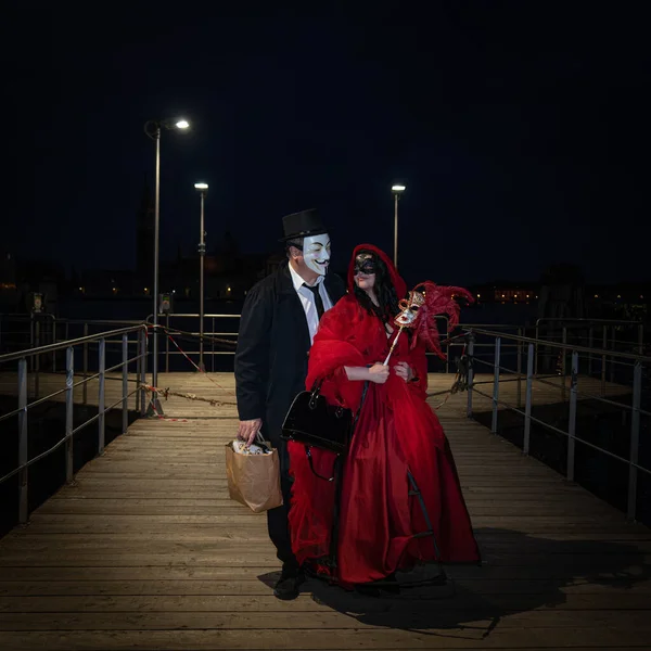 Venetië Italië 2022 Een Man Een Vrouw Venetiaanse Carnavalskostuums Houten — Stockfoto