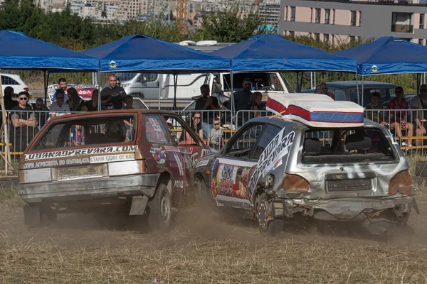 保加利亚索菲亚 2022年9月26日 Luda Nadhesitation Ara 两辆汽车在狂欢节德比相撞 — 图库照片