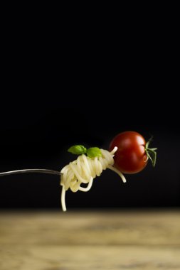 fesleğen ve çatal domatese spagetti