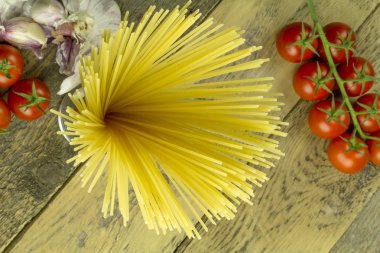 domates, sarımsak ve spagetti makarna