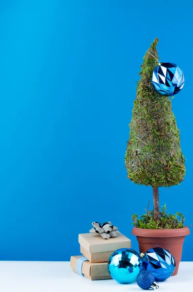 Μπλε Φόντο Χώρο Για Γράψιμο Κειμένου Ένα Μικρό Χριστουγεννιάτικο Δέντρο — Φωτογραφία Αρχείου