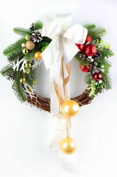 Λευκό Φόντο Χριστουγεννιάτικο Στεφάνι Κλωνάρια Από Έλατο Διακόσμηση Μπάλες Κάρτα — Φωτογραφία Αρχείου