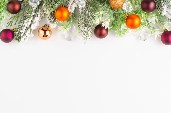 Fir Κλαδιά Πολύχρωμα Μπάλες Χριστούγεννα Κώνους Διακόσμηση Λευκό Φόντο Χώρο — Φωτογραφία Αρχείου