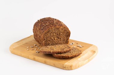 Beyaz arka planda tahıllı mayasız ekmek. Sağlıklı hamur işleri..