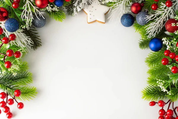 Fir Κλαδιά Μπάλες Χριστούγεννα Αστέρι Τζίντζερ Διακόσμηση Λευκό Φόντο Χώρο — Φωτογραφία Αρχείου