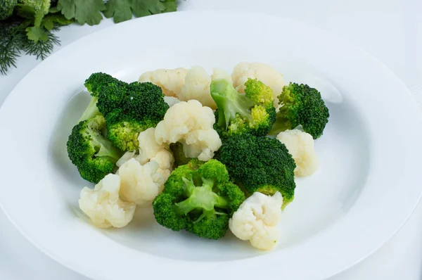 Imagen Borrosa Coliflor Brócoli Cocidos Una Bandeja Blanca —  Fotos de Stock