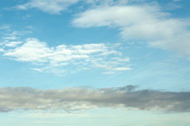 Gökyüzünün farklı bulutlarla bulanık görüntüsü.