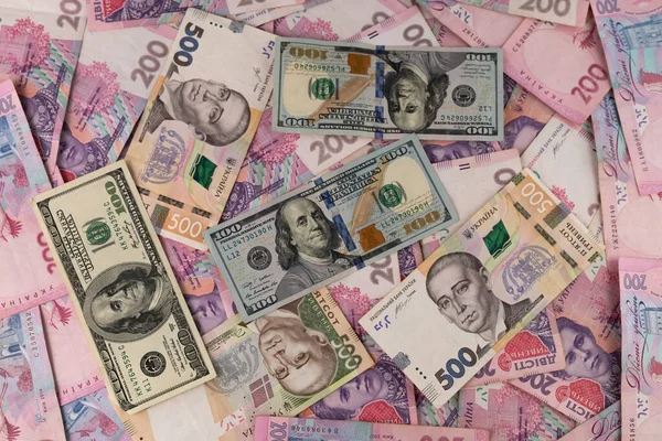 Farklı banknotlardan gelen çok renkli arka plan. Dolar ve Hryvnia.
