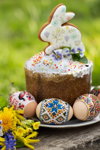 Blurred Image Easter Cake Decorated Eggs Plate Bouquet Spring Flowers — Stock Photo, Image