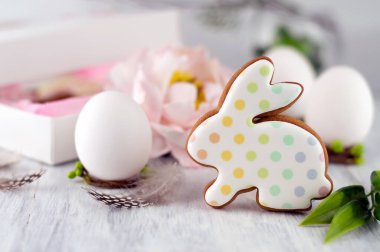 Paskalya dekorlu bir Paskalya Tavşanı 'nın bulanık görüntüsü. Paskalya kartı.