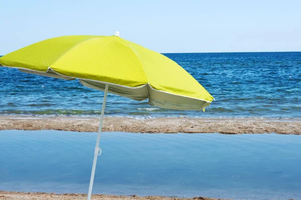 Размытое Изображение Солнечного Зонтика Морском Пляже Людей — стоковое фото