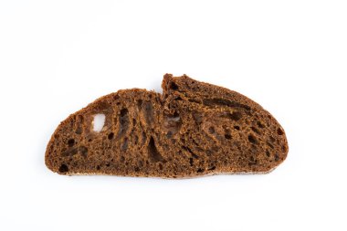 Beyaz arka planda, büyük bir dilim siyah ekmek. Yukarıdan bak. Çavdar ekmeği.