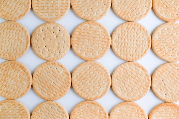 Kurabiyeler beyaz arka planda sırayla dizilir. Kalorili yiyecekler..