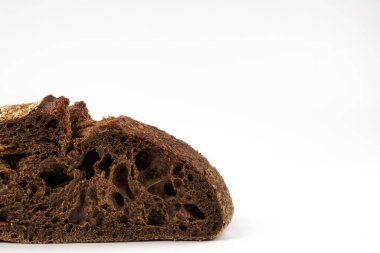 Beyaz arkaplanda yazı yazmak için yeri olan bir parça siyah ekmeğin yakın plan çekimi. Sağlıklı yemek..