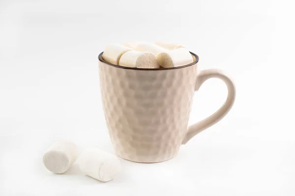 Auf Weißem Hintergrund Eine Beige Tasse Mit Kakao Und Marshmallows — Stockfoto