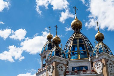 Bulutlu mavi gökyüzünün arka planında, kilise kubbelerinin bir parçası. Saflık kavramı, ilham..