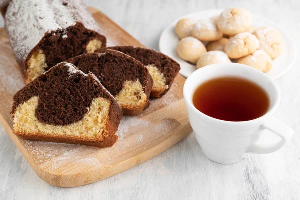 Яскравому Столі Чашка Чаю Кекс Дошці Печиво Тарілці Концепція Чаювання — стокове фото