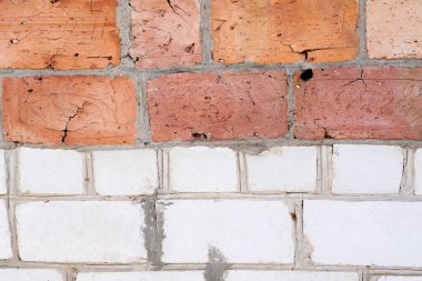 Kırmızı beyaz tuğlalardan oluşan eski bir duvar. Soyut arkaplan.