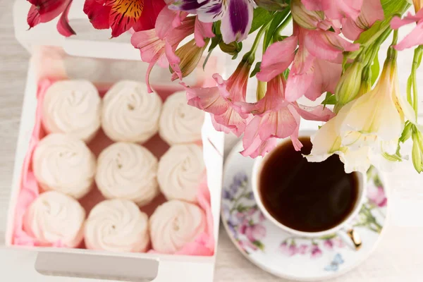 Blurred Image Bouquet Flowers Cup Tea Marshmallows Box View — стоковое фото