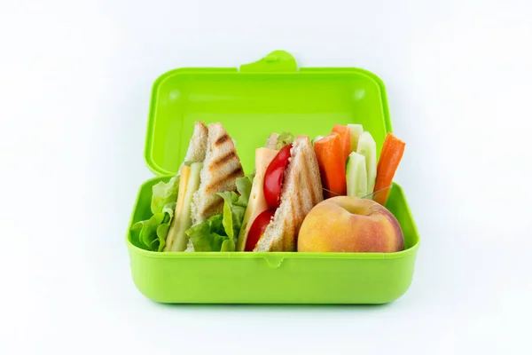 Белом Фоне Коробка Обедом Бутербродами Овощами Тостами Хлеба Овощей Персика — стоковое фото
