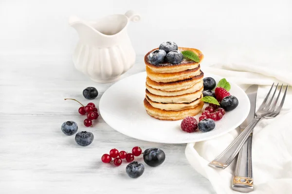 Appetizing Pancakes Berries Powdered Sugar Light Plate Fork Knife Light — Fotografia de Stock