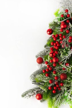 Beyaz arka planda, kırmızı tonları ve topları olan bir Noel ağacı. Yeni yıl kartı.