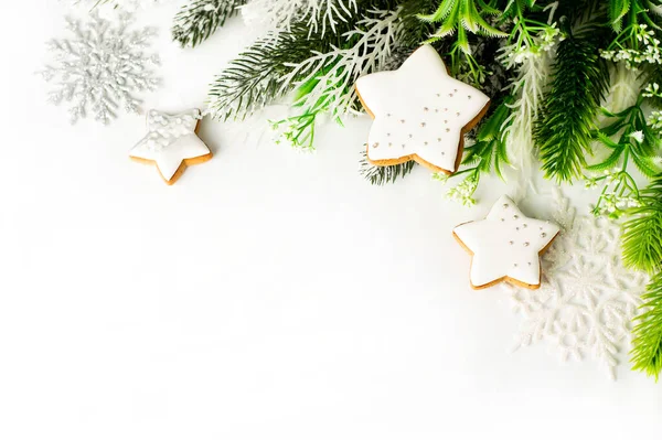Θολή Εικόνα Από Κλαδιά Ερυθρελάτης Και Ελαφριά Χριστουγεννιάτικη Διακόσμηση Λευκό — Φωτογραφία Αρχείου