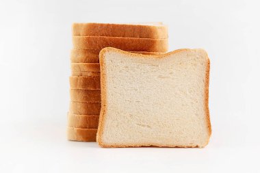 Beyaz arka planda kızarmış ekmek dilimleri üzerinde. Glüten yiyecekler..