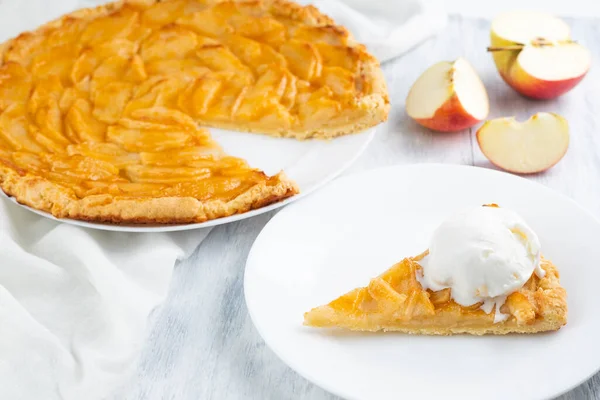 Apfelkuchen Und Eine Kugel Eis Auf Einem Teller Und Äpfel — Stockfoto