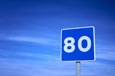 Bir trafik işaretinin en fazla 80 kmh hız limitine sahip ayrıntısı