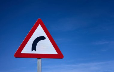 sağdaki eğri trafik sinyali ayrıntısı