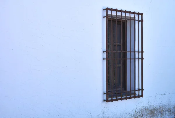 カスティーリャの家で鍛造グリル付きの窓の詳細 — ストック写真