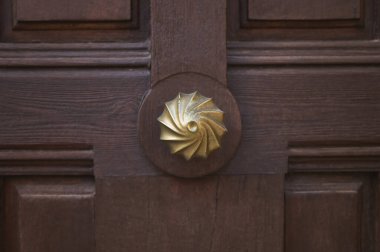 Antika ahşap bir kapının sapının ayrıntıları.