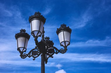 Mavi gökyüzünde dövülmüş dört fenerin ayrıntıları