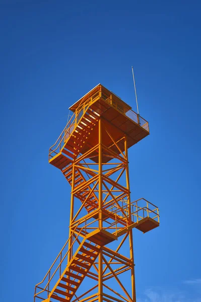 Detail Eines Orangefarbenen Aussichtsturms Mit Blauem Himmel — Stockfoto