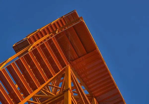 Detalhe Uma Torre Vigia Fogo Metal Laranja Com Céu Azul — Fotografia de Stock