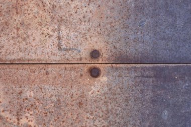 Paslanmış metal levhaların ayrıntıları vidayla tutturulmuş.