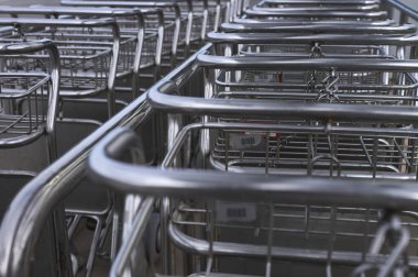 Bir havayolu terminali için bir sıra bagaj vagonunun ayrıntıları