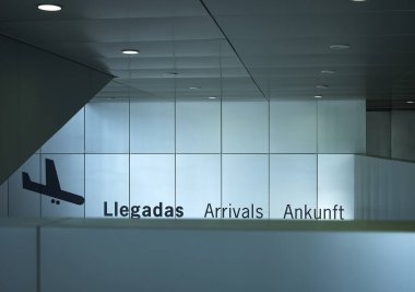 Modern bir havaalanı girişinin ayrıntıları