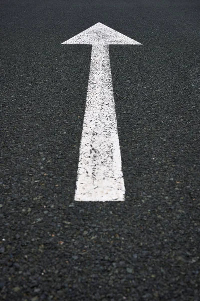 沥青上涂有白色箭头的交通标志的详情 — 图库照片
