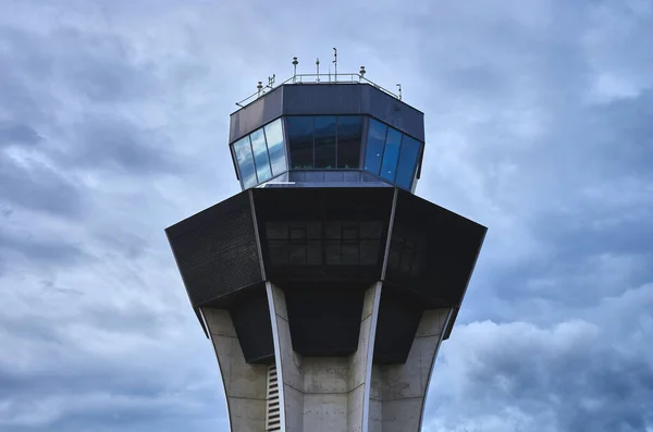 Detalhe Uma Torre Controle Aeroporto Dia Tempestuoso — Fotografia de Stock