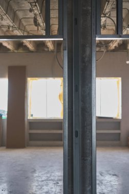 İnşaat alanındaki metal bölme yapısının ayrıntıları