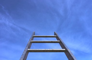 Mavi gökyüzüne doğru giden metal bir merdivenin ayrıntıları