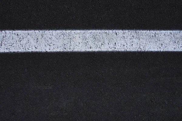 Detalhe Uma Linha Branca Pintada Lado Uma Estrada Asfalto Construção — Fotografia de Stock