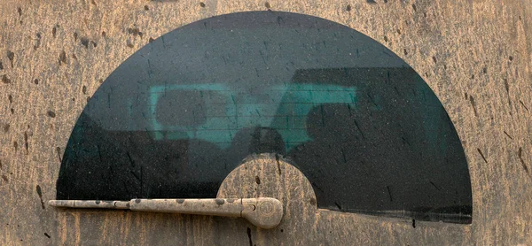 Detail Zadního Okna Vozidla Znečištěného Deštěm Bahnem — Stock fotografie
