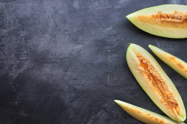 Kesilmiş bir karpuzun ayrıntıları karanlık bir arkaplanda