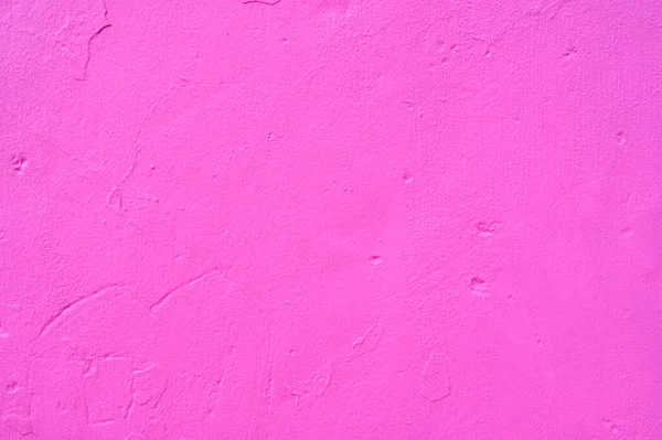 Düzensiz bir sıva duvarının ayrıntıları pembeye ya da fusyaya boyanmış