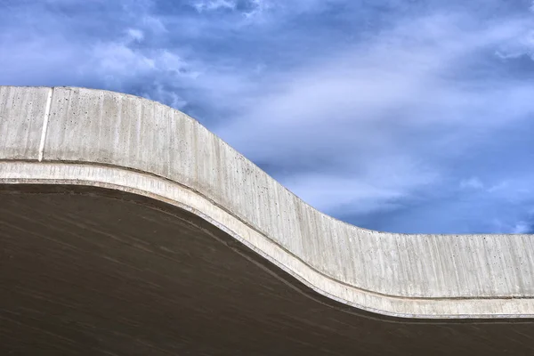 Detalhe Telhado Edifício Concreto Moderno Com Céu Azul Fundo — Fotografia de Stock