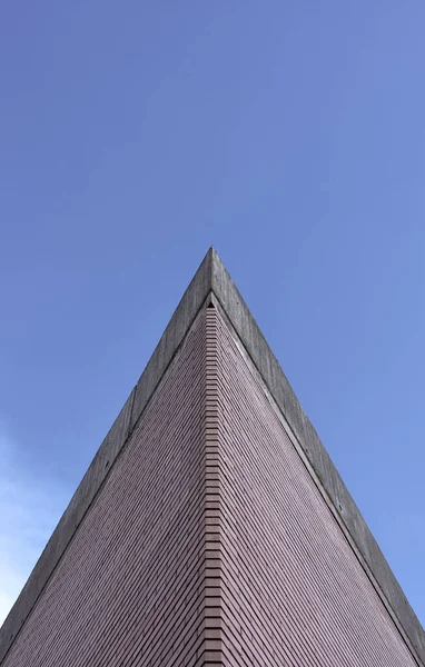 Arka planda mavi gökyüzü olan beton çatılı tuğla bir binanın ayrıntıları