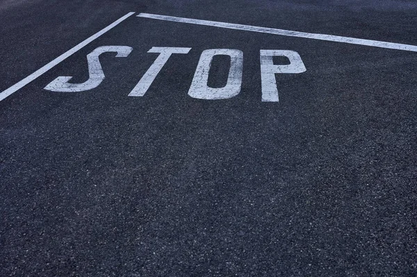 路面上涂有白色停车标志的详情 — 图库照片